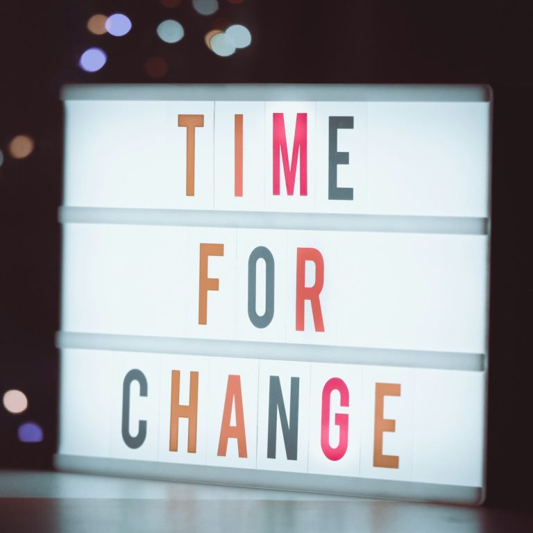 Eine moderne Tafel mit derAufschrift „time for change“ symbolisiert den Wechsel.